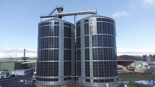 Solarpanels an zwei runden Silos
