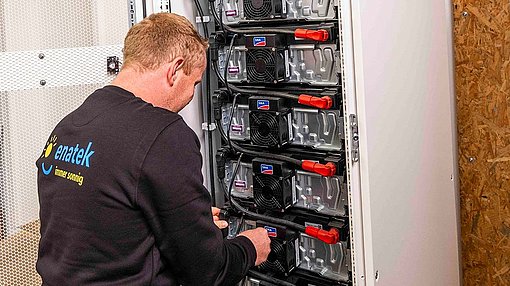 ENATEK Mitarbeiter vor einem Schaltschrank